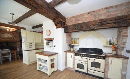 Kitchen 1 .jpg