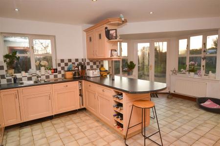 Kitchen 2.jpg