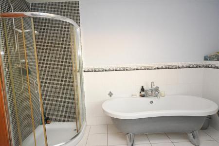 Bathroom 2.jpg