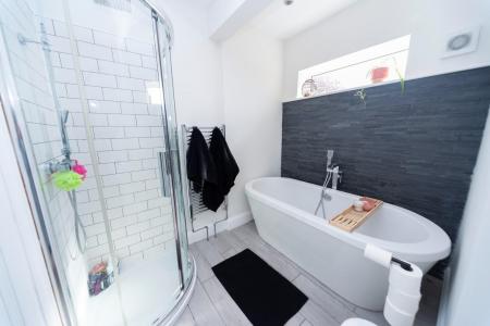 family bathroom.JPG