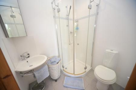 En suite shower.jpg
