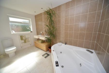 Principal en suite bathroom 2.jpg