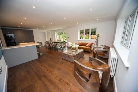 Family area to itchen.jpg