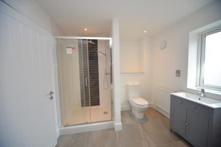 Family bathroom 2.jpg