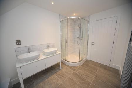 Bedroom 1  en suite.jpg