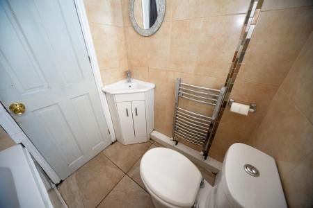 bathroom 1.jpg