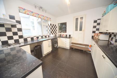 Kitchen 1.jpg