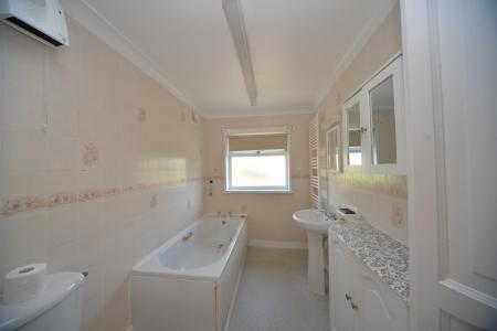 Bathroom 1.jpg