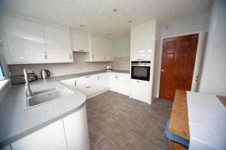 Kitchen 2.jpg