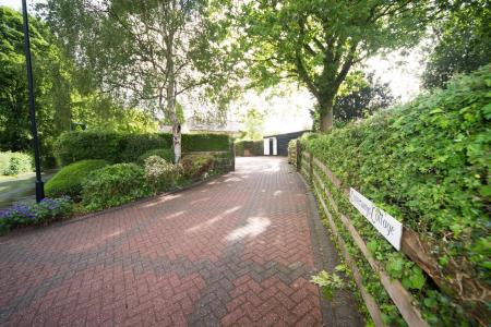 Entrance to drive.jpg
