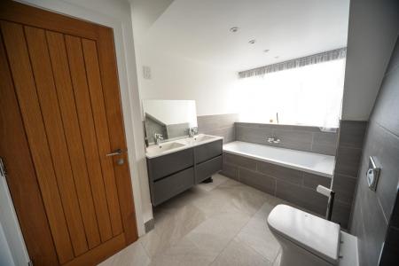 Top floor en suite Bathroom.jpg