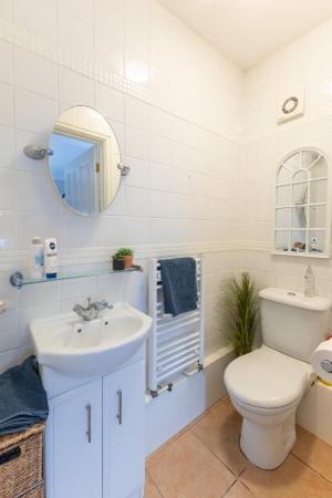 En suite Cloaks to Bedroom 4