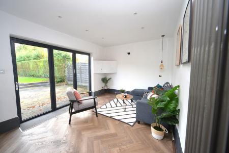 Lounge area in kitchen.JPG
