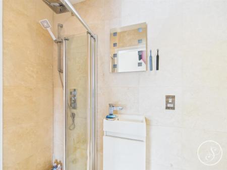 Bed 1 En-suite