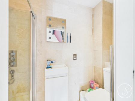 Bed 1 En-suite