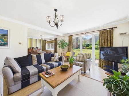Lounge/Dining