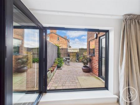 Lounge to Garden