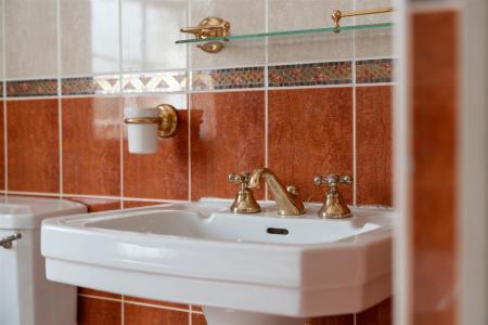 Family Bathroom-4.jpg