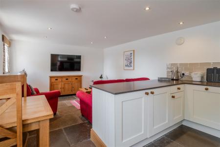 Holiday Let 2-4.jpg