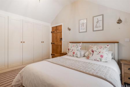 Holiday Let 1-10.jpg