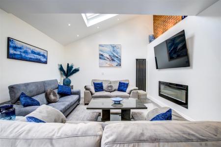 Lounge/Family Room