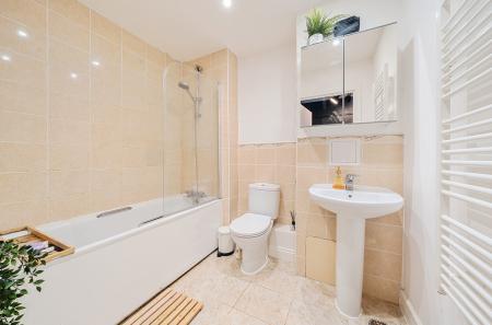 1298390-3-683096b...