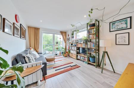 1298390-4-683096b...