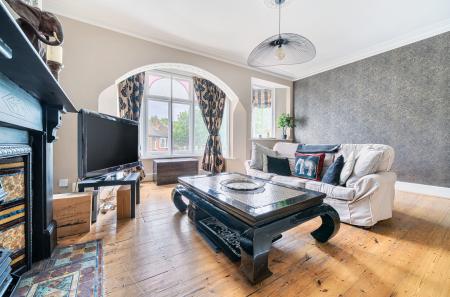 1295731-4-682f382...