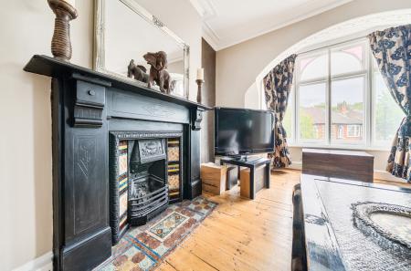 1295731-3-682f377...