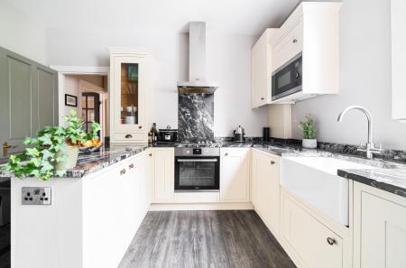 1295731-12-682f3c...