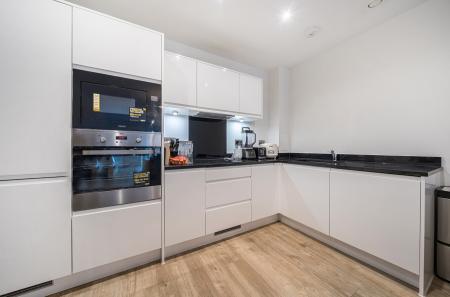 1369995-6-68fba2c...