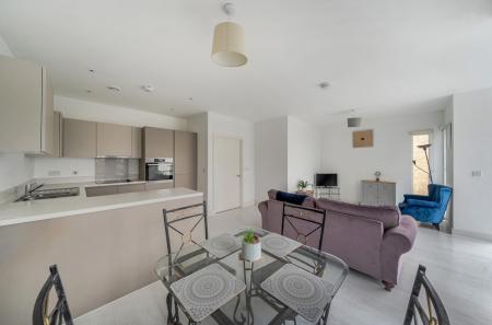 1404042-5-697357a...