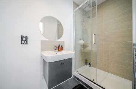 1328876-1-6881424...