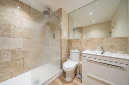 1347345-4-68bee9e...