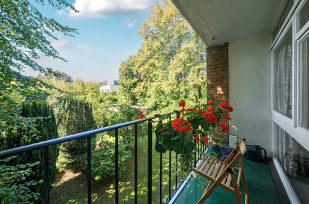 1349770-3-68d1273...