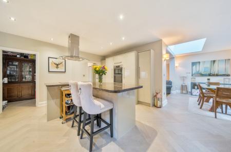 1365409-7-68f9095...