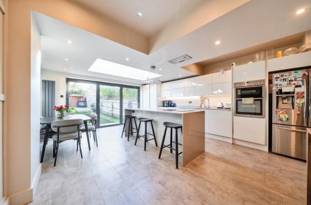 1385396-7-692702e...