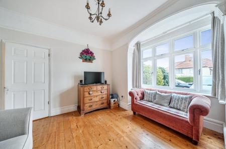 1343844-4-68b1775...