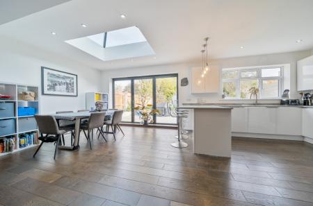 1372316-19-690b47...