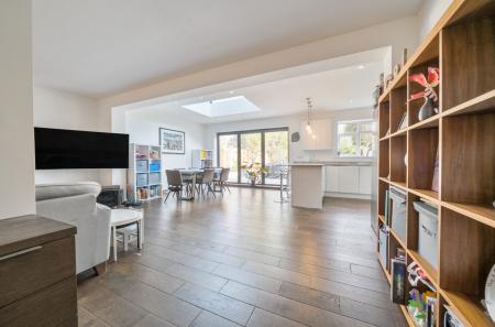 1372316-17-690b47...