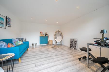 1372316-8-690b46e...