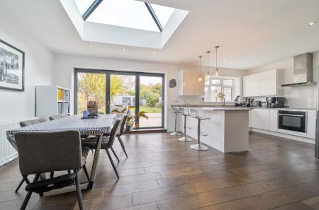 1372316-21-690b47...