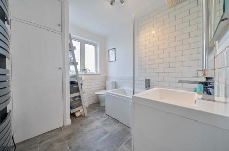 1372316-12-690b46...