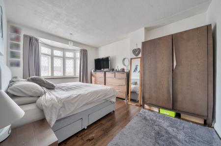 1372316-15-690b47...