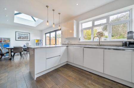 1372316-26-690b47...