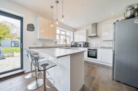 1372316-24-690b47...