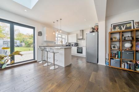 1372316-20-690b47...