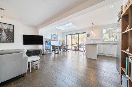 1372316-18-690b47...