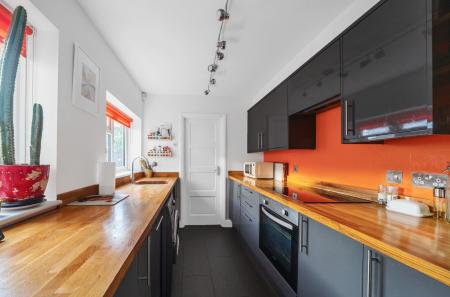 1371611-6-690b679...