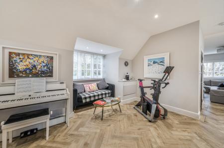 1374996-9-690dd03...